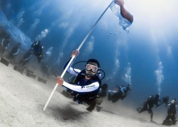Pertamina Gelar Upacara HUT RI di Dasar Laut