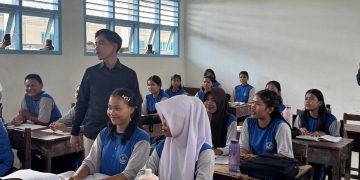 Wapres Gibran ke Sekolah Terdampak Banjir di Sumut, Bantu Laptop dll