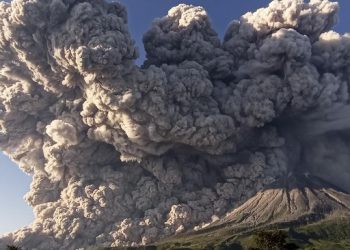 Gunung Sinabung Erupsi, 2.451 Warga Karo Dievakuasi dari Dua Desa