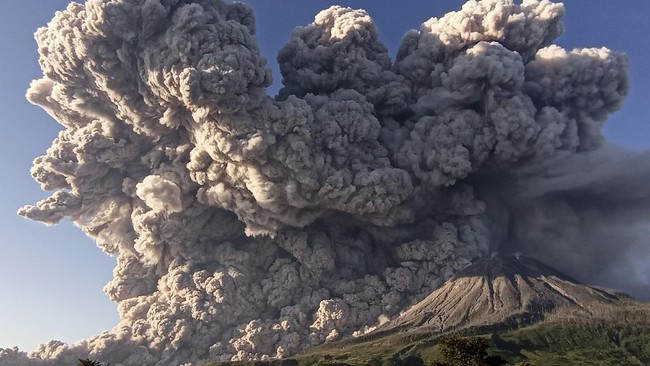 Gunung Sinabung Erupsi, 2.451 Warga Karo Dievakuasi dari Dua Desa