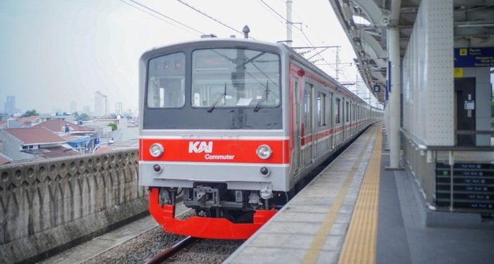 KRL Anjlok Saat Masuk Stasiun Jakarta Kota