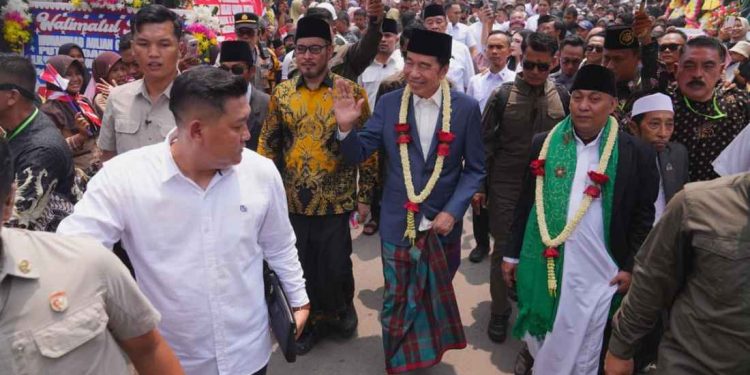 Jokowi Hadiri Acara Khitanan Anak Ustadz Ujang Busthomi