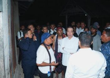 Jokowi Kunjungi Warga Terdampak Gempa di Pulau Palue