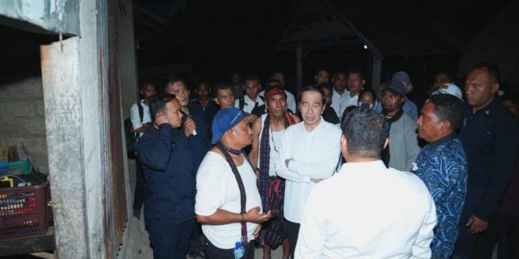 Jokowi Kunjungi Warga Terdampak Gempa di Pulau Palue