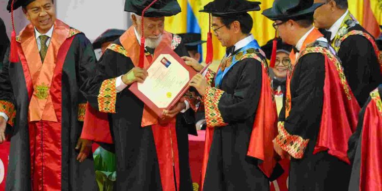PM Timor Leste Xanana Terima Gelar Doktor HC
