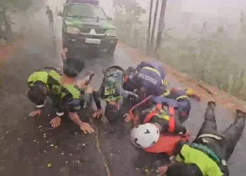 Warga Kalimantan Sujud Syukur Saat Hujan Setelah 5 Bulan Kemarau