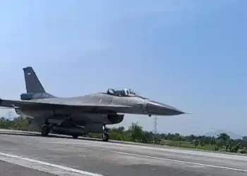 Jet Tempur Mendarat di Tol Paspro