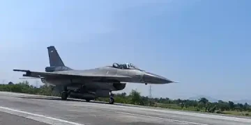 Jet Tempur Mendarat di Tol Paspro