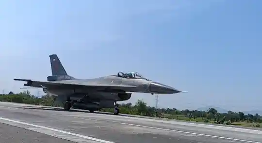 Jet Tempur Mendarat di Tol Paspro