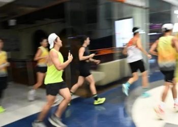 Warga Singapura Olahraga di Mal