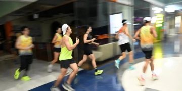Warga Singapura Olahraga di Mal
