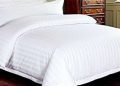 Alasan Sprei Hotel Selalu Putih