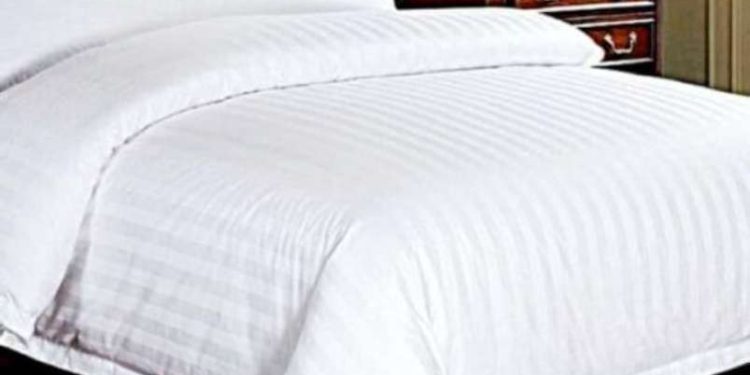 Alasan Sprei Hotel Selalu Putih