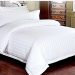 Alasan Sprei Hotel Selalu Putih