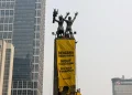 Greenpeace Pasang Spanduk di Bundaran HI Kritik Pemerintah