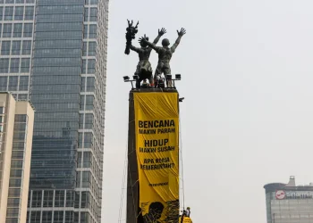 Greenpeace Pasang Spanduk di Bundaran HI Kritik Pemerintah