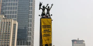 Greenpeace Pasang Spanduk di Bundaran HI Kritik Pemerintah