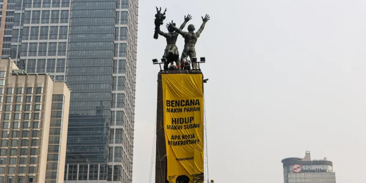 Greenpeace Pasang Spanduk di Bundaran HI Kritik Pemerintah