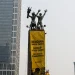 Greenpeace Pasang Spanduk di Bundaran HI Kritik Pemerintah