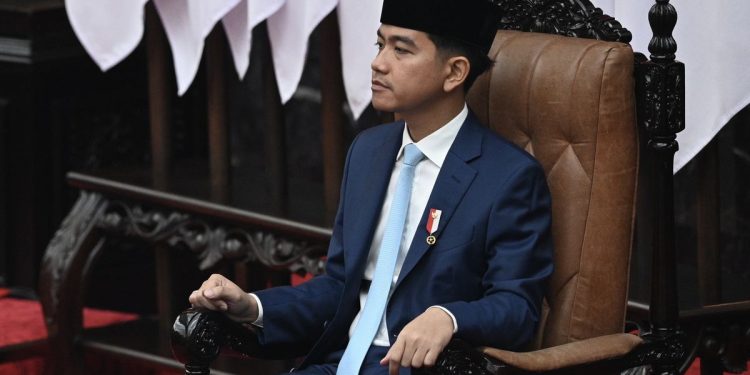 Gibran Tidak Naik Kelas di SMP Lalu Pindah ke Singapura itu Hoaks