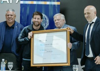 Messi Dapat Gelar Doktor