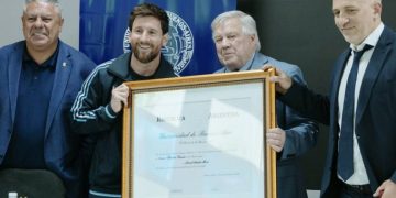 Messi Dapat Gelar Doktor